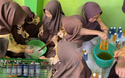 Kegiatan Kelas Sains: Pembuatan Sabun Deterjen di MTs Sunan Ampel Pare